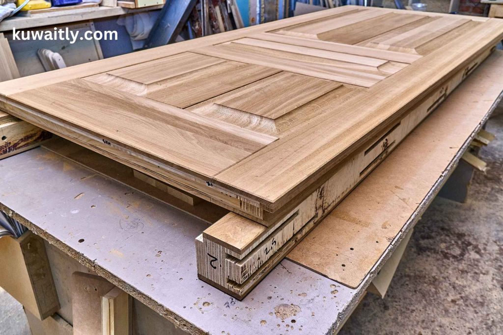 نجار أبواب خشب